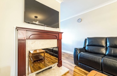 Basildon House | House - sleeps 7, private garden & parking