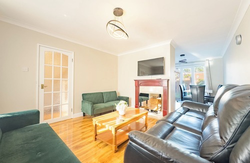 Basildon House | House - Sleeps 7, Private Garden & Parking