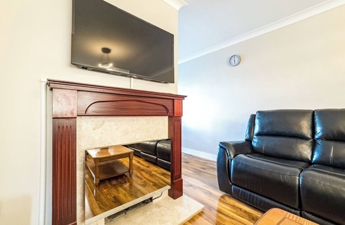 Basildon House | House - Sleeps 7, Private Garden & Parking