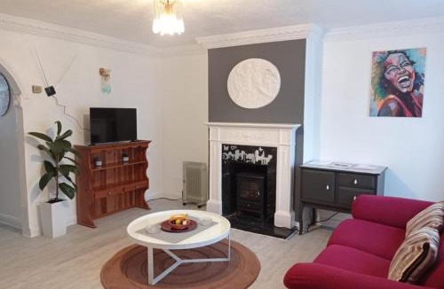Chadwell House | House - Sleeps 8 - Garden - Parking