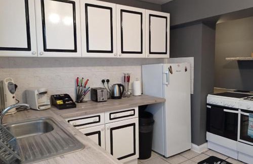 Chadwell House | House - Sleeps 8 - Garden - Parking