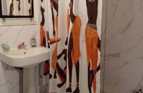 Chadwell House | House - Sleeps 8 - Garden - Parking