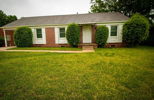 Little Rock House | House - Sleeps 8 - Parking - Malls Close