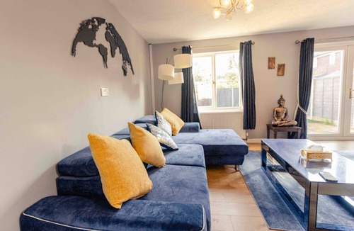 Andover House | House - Sleeps 8 - Pet friendly - Garden - Parking