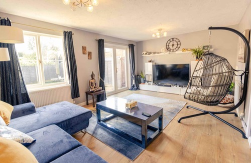 Andover House | House - Sleeps 8 - Pet friendly - Garden - Parking