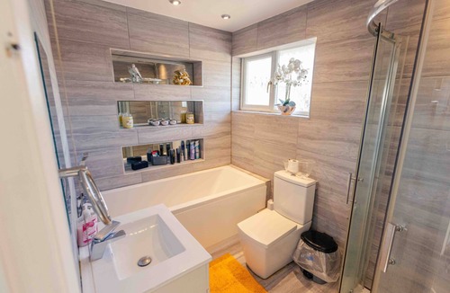 Andover House | House - Sleeps 8 - Pet friendly - Garden - Parking