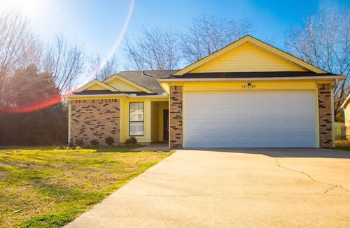 North Little Rock House | House - Sleeps 9 - Parking - Patio