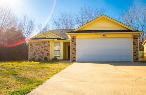 North Little Rock House | House - Sleeps 9 - Parking - Patio