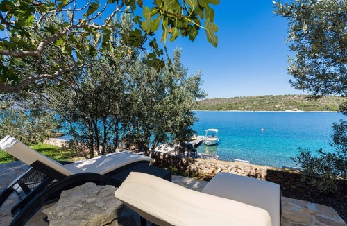 Businci House | House SVETA FUMIJA 1-beachfront, with private boat
