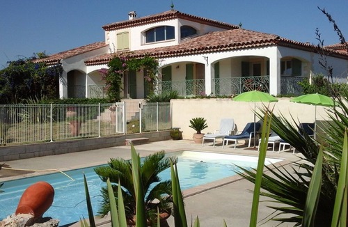 Le Pouget House | HOUSE SWIMMING POOL GARDEN AIR-CONDITIONING ALL COMFORTS PETS ALLOWED AND GAMES FOR CHILDREN