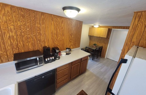 West Lincoln House | House To Yourself! Parking, WIFI, Pets allowed!
