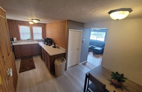 West Lincoln House | House To Yourself! Parking, WIFI, Pets allowed!