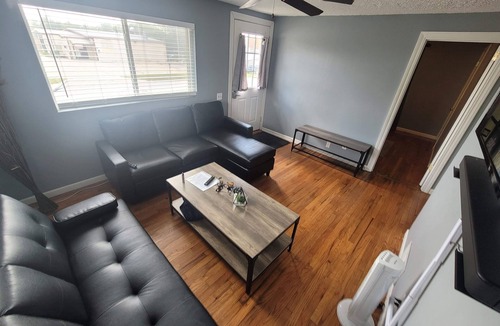 West Lincoln House | House To Yourself! Parking, WIFI, Pets allowed!