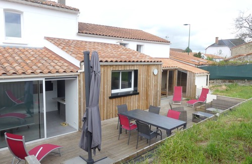 Talmont-Saint-Hilaire House | House Townhouse with terrace and enclosed garden near town center