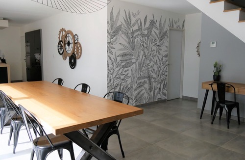 Suze-la-Rousse House | House under the oaks with dominant view