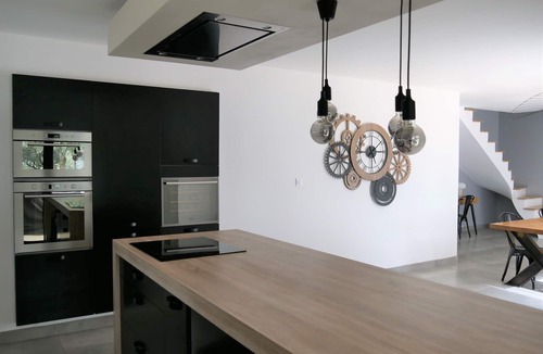 Suze-la-Rousse House | House under the oaks with dominant view