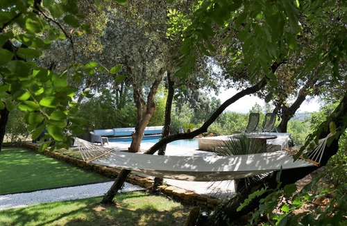 Suze-la-Rousse House | House under the oaks with dominant view