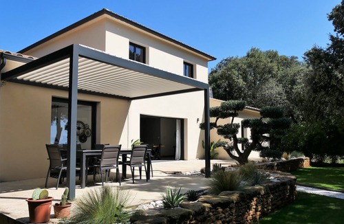 Suze-la-Rousse House | House under the oaks with dominant view