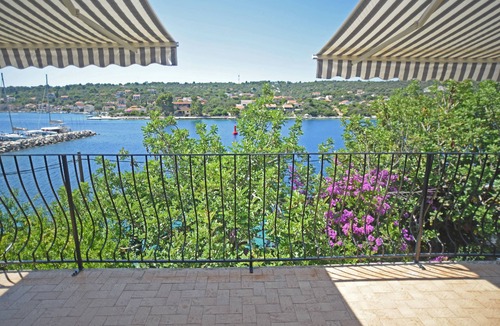 Veliki Drvenik House | House VERONIKA,sea views, charming terrace,tranquility and natural beauty.