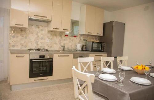 Oklaj House | House Villa Karaga