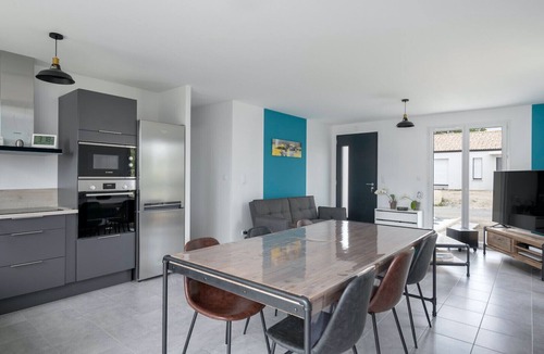 Saint-Michel-Chef-Chef House | House with garden, sleeps 6 adults, 1 child