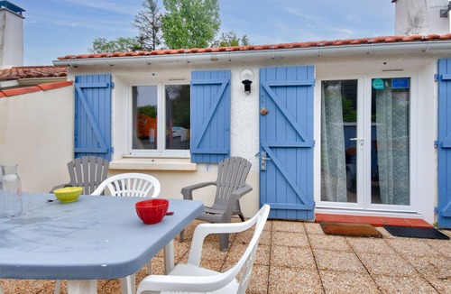 Saint-Maixent-sur-Vie Ski Chalet | House with garden for 4, St Maixent sur Vie