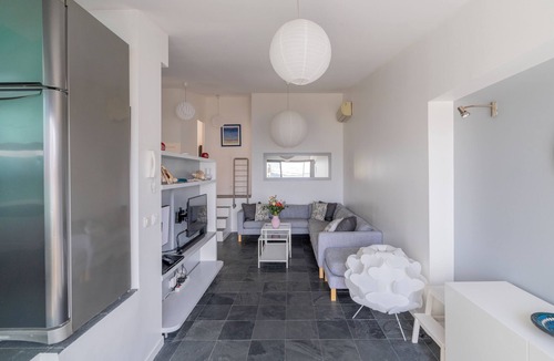 8th Arrondissement House | House with 3 bedrooms, 2 bathrooms, amazing sea view, feet in water