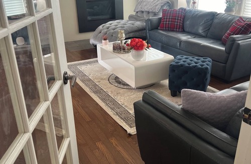 L'Ile-Bizard House | House with 3 floors and pool. Very cozy and chalet like. Near golf course.