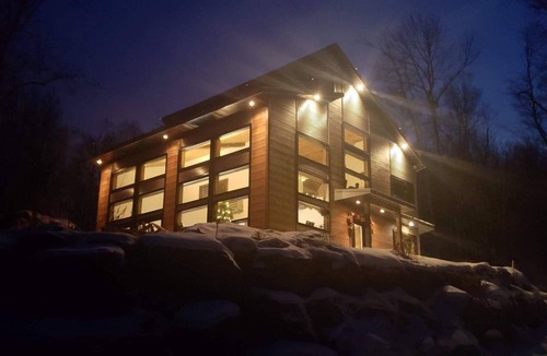Saint-Hippolyte Ski Chalet | House with 4 bedrooms and 2 bathrooms