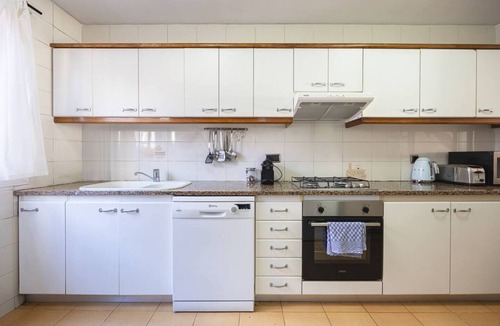 Montgat Apartment | House with 4 bedrooms, 3 bathrooms, located in the old town of Montgat and only 5 minutes from the beach.
