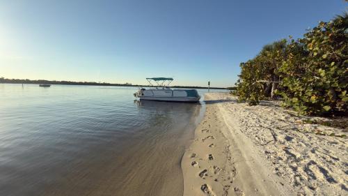 Edgewater House | House With A Boat - Boat, Heated Pool, Kayaks