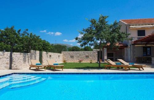 Mocici Villa | House with a Spacious Garden and Swimming Pool
