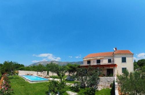 Mocici Villa | House with a Spacious Garden and Swimming Pool