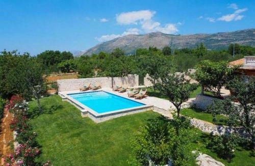 Mocici Villa | House with a Spacious Garden and Swimming Pool