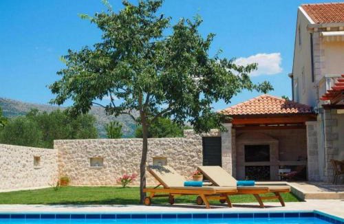 Mocici Villa | House with a Spacious Garden and Swimming Pool
