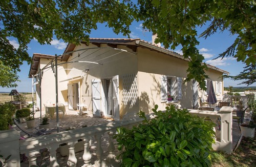 Loubers Villa | House with all mod cons, covered and shared pool - quiet and green setting