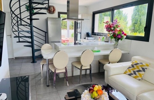 Longages House | House with all modern comforts, swimming pool, spa and sauna.