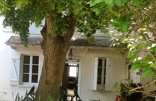 Marolles-sur-Seine House | House with courtyard and garden