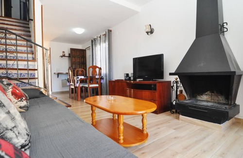 L'Escala Villa | House with community pool and car parking
