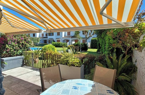L'Escala House | House with community pool 1 km from Empuries beaches