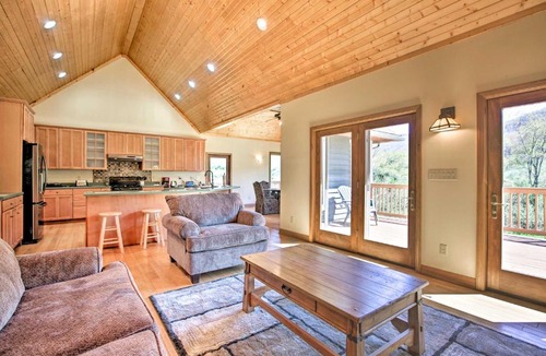 Edray House | House with Deck, Fire Pit - 15 Mins to Snowshoe!