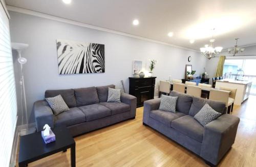 Brossard Villa | House with driveway parking,from Montreal DT 15min