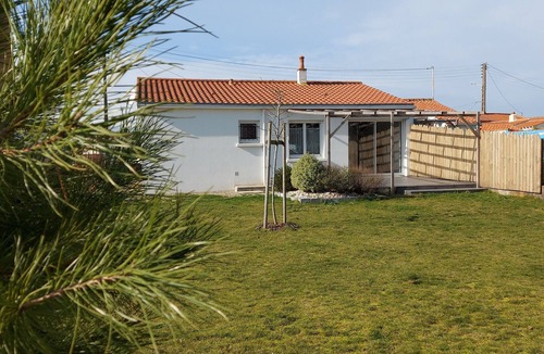 Brem Sur Mer House | House with enclosed garden, on the sea side