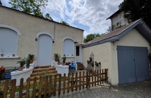 Salies-de-Bearn House | House with fenced exterior and garage 2 steps from the spa. 2 adults/1 child