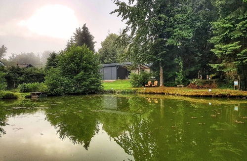 La Houssiere House | house with fishing pond