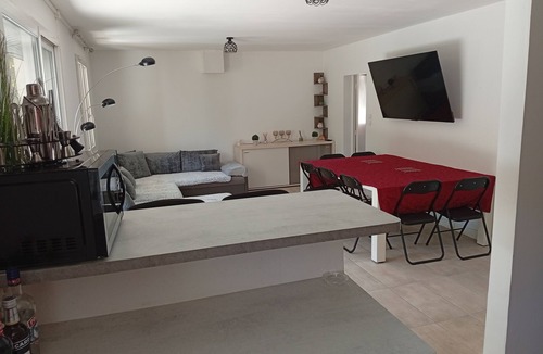 Yevre-le-Chatel House | House with garden/terrace facing the forest