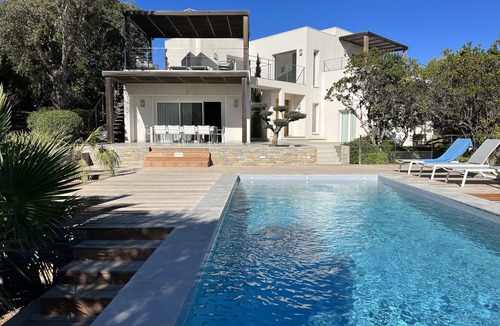 Pinarellu Villa | House with garden