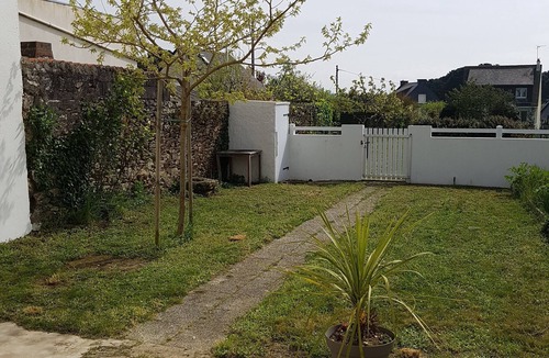 Billiers House | House with garden in a coastal village