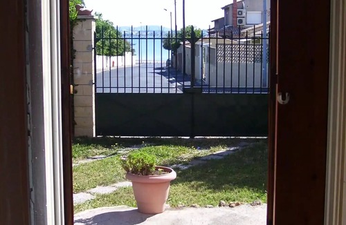 Sete House | House with garden in front of the lake and near to the beach