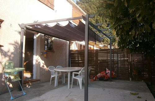Sete House | House with garden in front of the lake and near to the beach